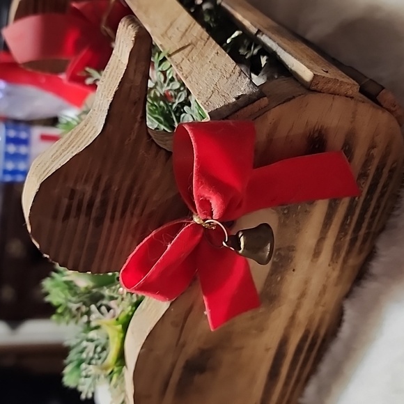 VINTAGE WOODEN CARVED CHRISTMAS DUCKS BASKET WITH CANDLE & DECOR. - Picture 2 of 5